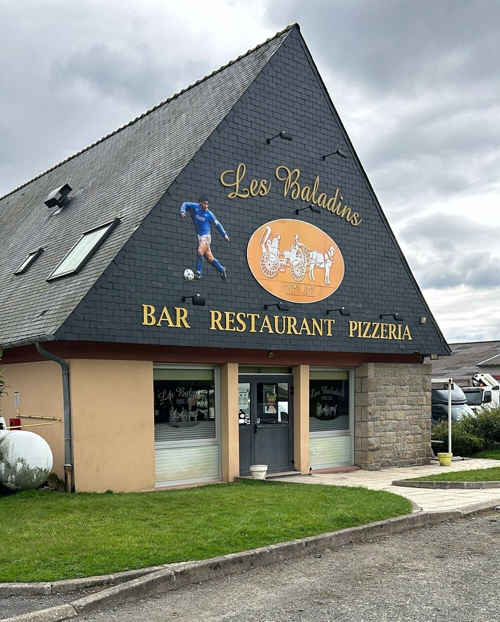 Les Baladins bar, restaurant and pizzeria exterior in Brittany, France